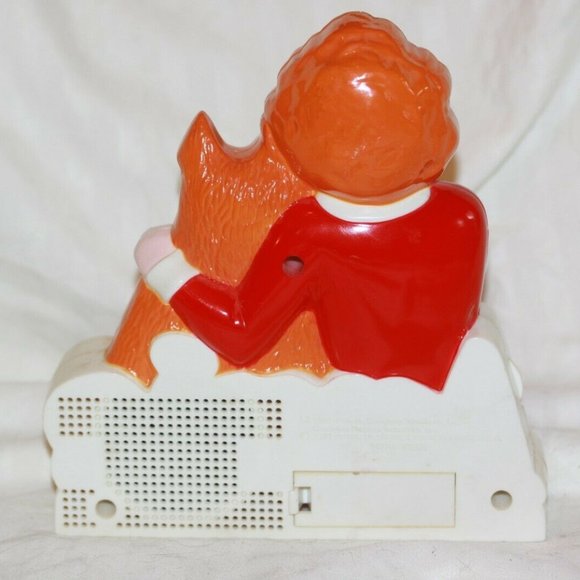 1981  LITTLE ORPHAN  ANNIE DOG SANDY AM TRANSISTOR RADIO WORKING CONDITION - Picture 2 of 3